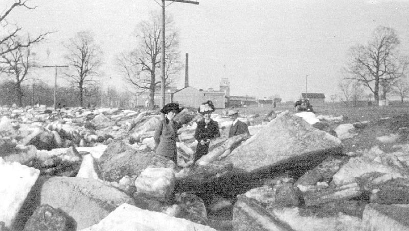 1912: ice cakes pile up on a frozen Wallkill River. River temperatures are on the rise. The Hudson has warmed by nearly 3.5 degrees Farhenheit in the past 30 years.